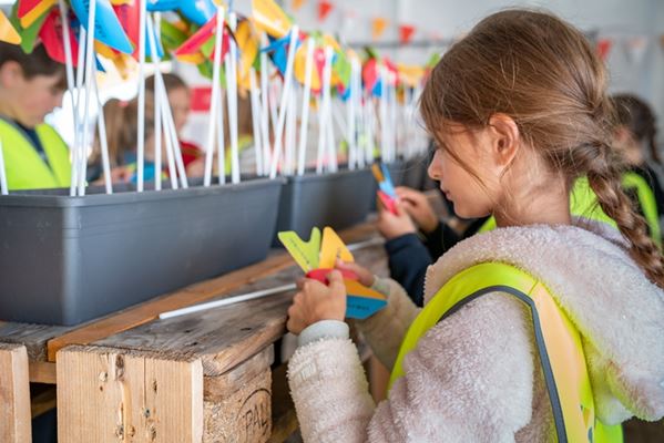 Bijna 300 schoolkinderen bezoeken nieuw windpark langs E314 en maken virtuele klim in windturbine