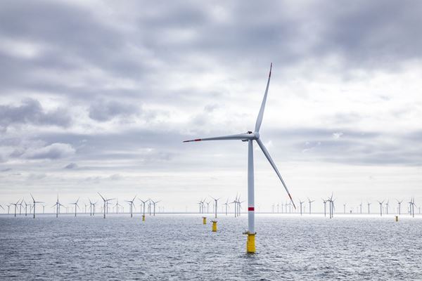 Laatste van 58 windmolens van Seamade Windpark geïnstalleerd in zee, 50 kilometer voor de kust