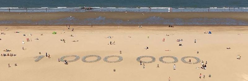 Duizenden kleine windmolens sieren het strand van Oostende